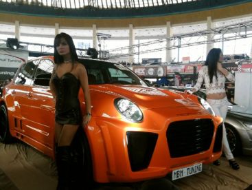 VIDEO: Sute de cai putere si femei frumoase la Salonul de tuning auto din Capitala! Galerie FOTO!