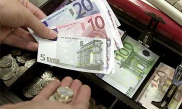 Cat castigi daca platesti un credit in avans? Bancherii tin cu dintii de comisioanele de plata anticipata!