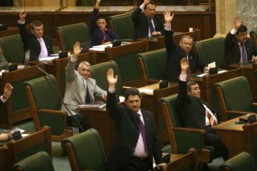 Pentru unii muma, pentru altii ciuma! Parlamentarii pot cumula pensia cu salariul! E normal, cum comentati?