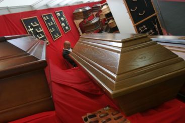 Primaria, in razboi cu pompele funebre! Cine nu-si muta cosciugul de pe trotuar plateste!