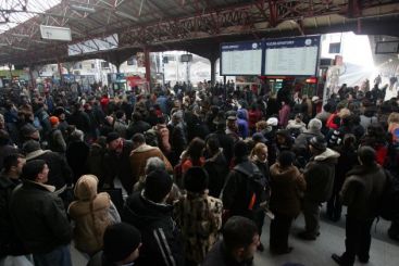 A inceput nebunia de 1 Mai! Inghesuiala in trenurile spre munte si spre mare!