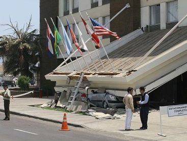 VIDEO: Exista viata dupa cutremur: In Chile, cine darama peretii din casa risca inchisoarea!