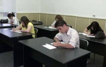 Au inceput examenele pentru elevii de clasa a VIII-a! Multi s-au pregatit temeinic de... copiat