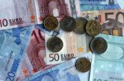 Euro s-a depreciat vineri in fata dolarului la un nou minim al ultimelor 14 luni