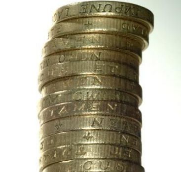 Guvernul taie salariile, primariile dau bonusuri! Nici asa functionarii nu-s multumiti
