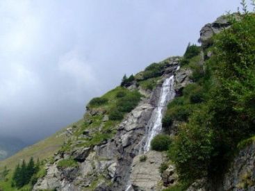 Transfagarasanul, blocat din cauza caderilor de pietre de pe versanti