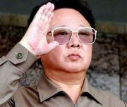 Acuzatii grave: Kim Jong-Il primeste saci cu bani din strainatate. Cu ei finanteaza dezvoltarea de armament