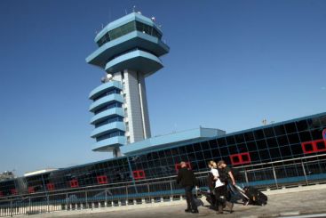 VIDEO: Panica pe Aeroportul Henri Coanda! O grinda a cazut la limita zonei de imbarcare!