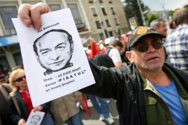 Miting cu imbranceli la Brasov! Protestatarii au fortat usa Prefecturii