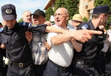 Pensionarii, tot mai furiosi: Miting cu busculada la Vaslui. VIDEO