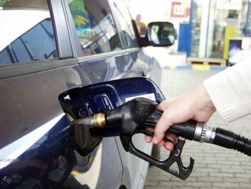 Consum nelimitat de combustibil pentru masina de serviciu! Unde? La stat! VIDEO