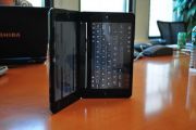 Toshiba a lansat un mini-laptop cu doua ecrane