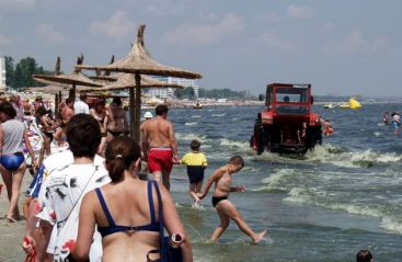 Cum atragem turistii? Cu alge putrezite si deseuri aruncate in mare! VIDEO