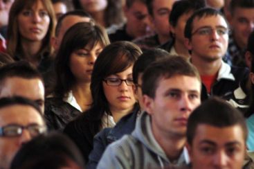 Tot mai putini tineri urmeaza o facultate! Criza e de vina