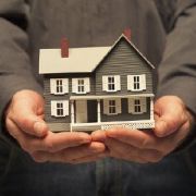 Romanii isi scot economiile din banci si investesc in imobiliare, ca sa evite impozitul pe dobanzi