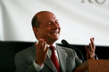 Basescu: E ultimul an cand mai dam bani pentru case. Asigurati-vi-le!