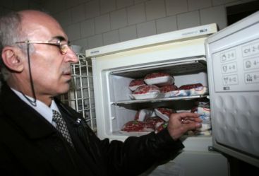 Mancare de criza: Painea cu mai putina faina si salamul cu zgarciuri in loc de carne! VIDEO!