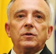 De ce i-a chemat Isarescu pe bancheri la discutii