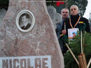 Moment istoric, dupa 20 de ani: sotii Ceausescu au fost deshumati! VIDEO