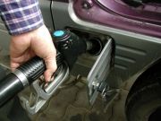 Benzina mai ieftina cu noua bani pe litru!