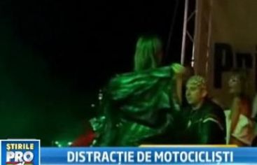 Cauciucuri incinse, bere si fete frumoase. Parada motociclistilor la Predeal. VIDEO