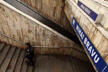 Bilete mai scumpe la metrou si la tren! Asta a promis Guvernul FMI-ului