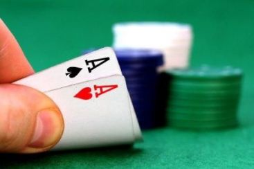 Pedeapsa unui escroc: condamnat sa joace poker! VIDEO