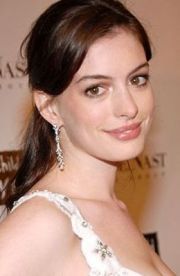 Si la case mari se intampla! Cher, Anne Hathaway si Jennifer Aniston, victimele unui escroc!