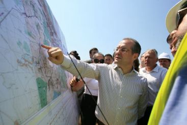 Boc si Berceanu au inaugurat centura Lugojului. Au testat calitatea drumului cu o Dacia Duster. VIDEO