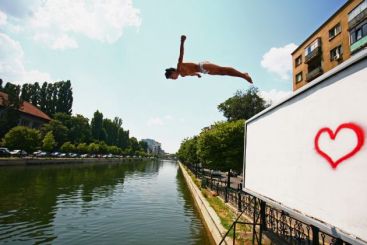 Bucuresti, Mica Riviera : Terase si plaje pe malul Dambovitei. VIDEO