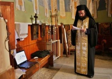 Toaca electronica si tinuta cu cristale Swarovski, de 4.000 de euro. Biserica e in pas cu moda. VIDEO