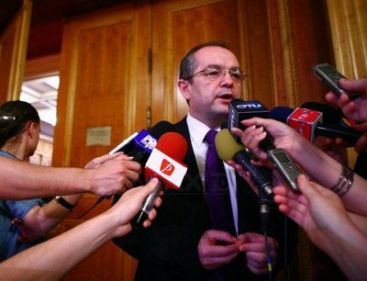 Premierul Emil Boc a anuntat ca renunta si el la protectia politiei. VIDEO