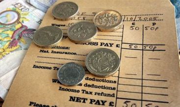 Abuz? Zeci de mii de romani s-au trezit cu salariile sau pensiile blocate. VIDEO