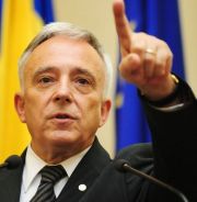 Isarescu: Nu poti sa dai preturile in jos daca nu ai un sistem bancar relativ solid
