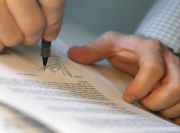 Deputatul Tudose, seful Comisiei economice: De ce nu au citit clientii contractele de credit inainte sa le semneze? Bancile nu sunt Crucea Rosie!