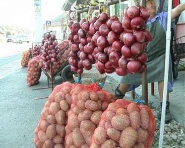 Romanii cumpara legume cu sacul pentru a economisi bani