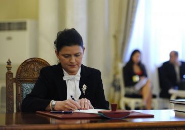 Ministrul Anca Boagiu a venit la Parlament in scaun cu rotile! Vezi de ce! VIDEO