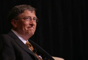 Bill Gates informatizeaza bibliotecile din Romania! VIDEO