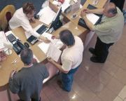 Bancile ar putea fi obligate sa restructureze creditele persoanelor indatorate peste limita