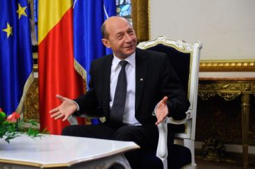 Basescu: Romanii sunt mintiti zilnic, fete rujate, cu ochii cat cepele, vorbesc de banisorii oamenilor! VIDEO