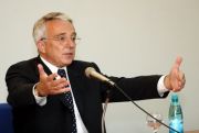 Isarescu: Noi am redus dobanda, bancile ioc; bancile centrale se vor implica in economia reala