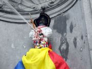 Manneken-Pis, simbolul Bruxelles-ului, imbracat in calusar!
