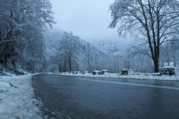 Atentie unde pleci! Traficul aerian, feroviar si rutier, inca dat peste cap din cauza poleiului! VIDEO