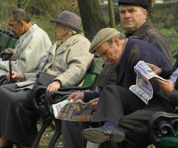 Camera Deputatilor a adoptat legea pensiilor! Femeile ies la pensie la 63 de ani, iar barbatii la 65!