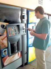 Vedeti ce beti de fapt atunci cand cumparati cafea de la un automat instalat intr-un magazin sau la metrou!