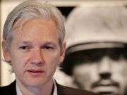 Realizatorul Fahrenheit 9/11 ii plateste cautiunea lui Assange. Cat costa eliberarea fondatorului WikiLeaks