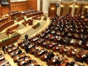 Motiunea de cenzura privind Legea salarizarii a fost prezentata in Parlament