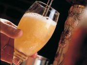 Cum se fabrica berea? De la maltul adus cu TIR-ul din Germania, la recipientele in care fierbe berea in Romania!