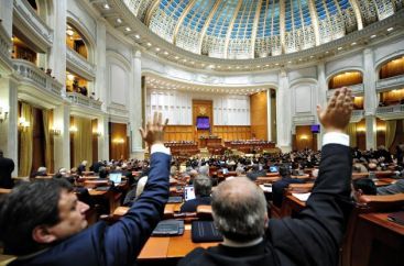 SOC IN PARLAMENT! UN BARBAT S-A ARUNCAT DE LA BALCON!