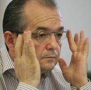 Ministrul Educatiei, cel al Dezvoltarii si cel al Transporturilor, chemati la raport de Boc!